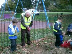 Bulb Planting with Crofton Anne Dale Infants 009
